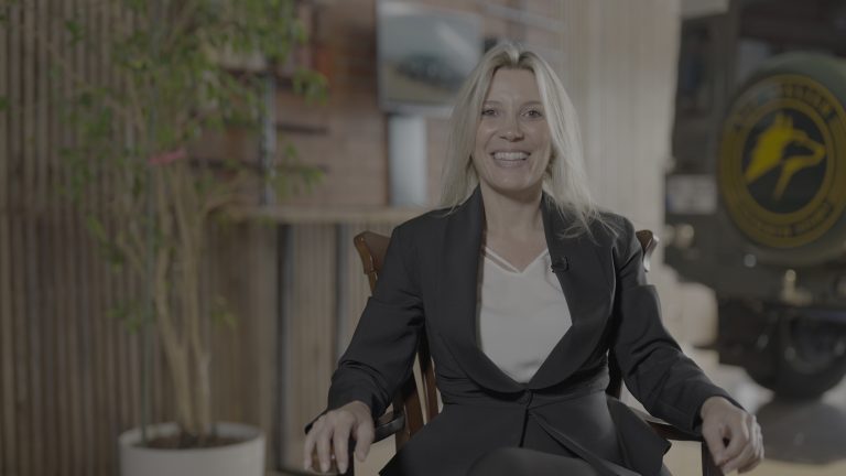 Land Rover Defender’e hayat veren kadın / Hurdadan servet çıkarıyorlar