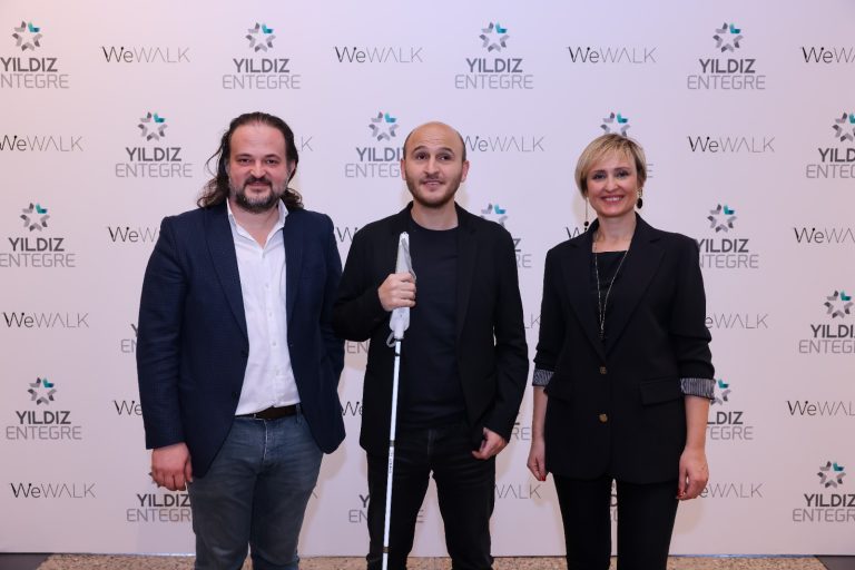 Yıldız Entegre’den, görme engelli 100 öğrenciye WeWALK akıllı baston
