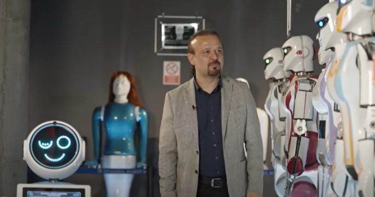 İnsansı robotları nasıl üretiyor? Akınsoft’un 36 ülkeye ulaşan hikayesi