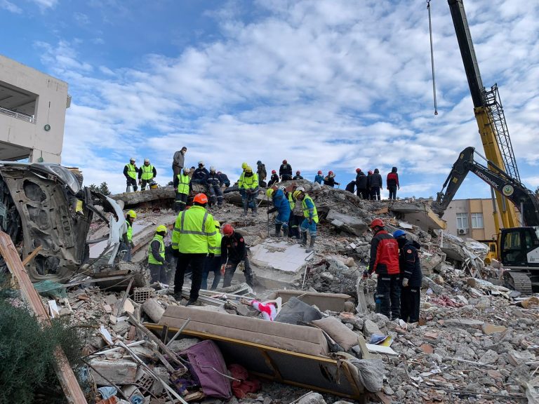 Bakan Kurum ve inşaatçılardan deprem bölgesi zirvesi