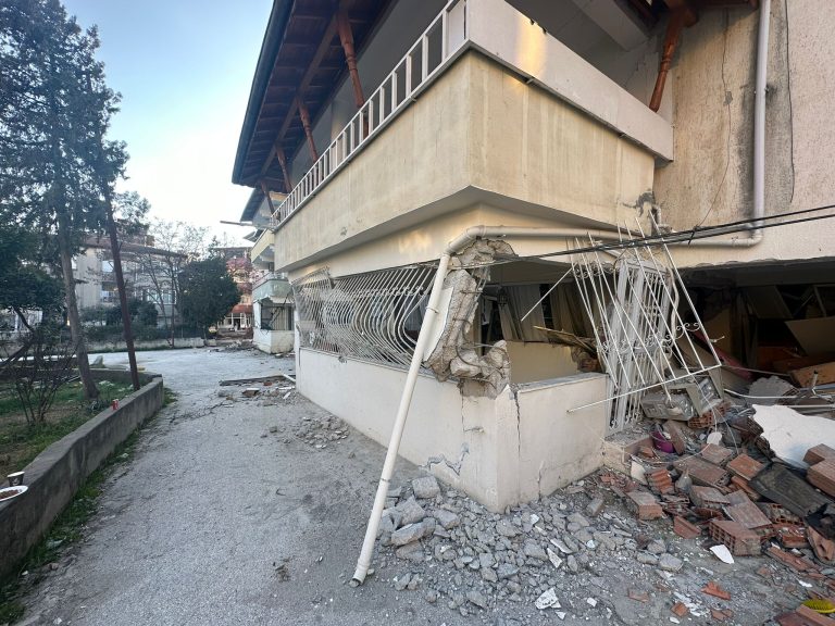Depremi duyan şöförler binlerce tırı yolda bırakıp bölgeye koştu