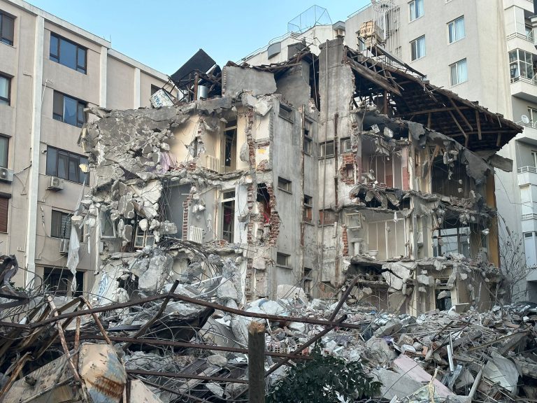 “Bu şehri dişimizle tırnağımızla kurduk, hiçbir yere gitmiyoruz”