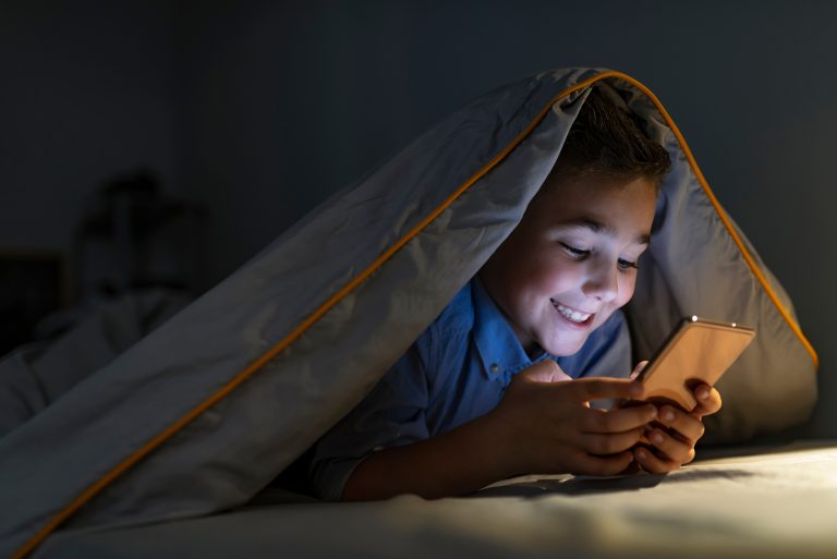 Çocukların yarısının elinden gece yarısı telefon düşmüyor