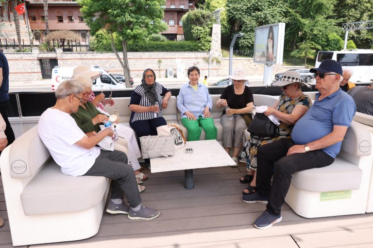 Huzurevi ve çocuk evi sakinleri Boğaz’da tura çıktı