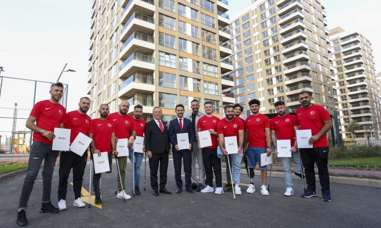 Ağaoğlu’ndan, Ampute Milli Futbol Takımı oyuncularına büyük jest