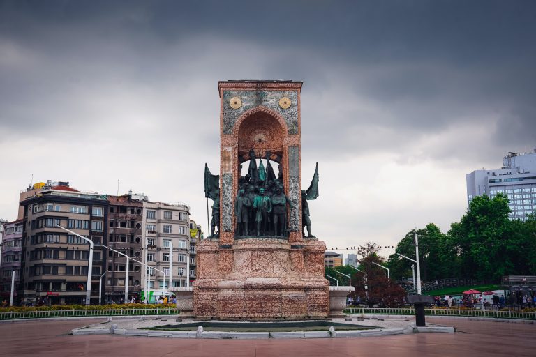 İstiklal Caddesi yüzde 127’lik kira artışıyla rekor kırdı!