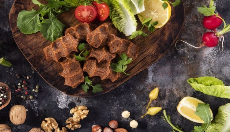 Çiğ köfteci Komagene 36 yıllık dönerci Bereket’i aldı
