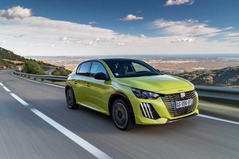 Elektrikli Peugeot 208 Türkiye’de yollara çıktı
