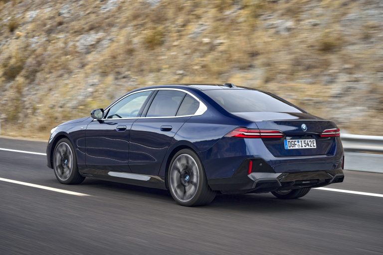1.6 Litrelik Mild Hybrid Benzinli motora sahip yeni BMW 520i sedan satışta