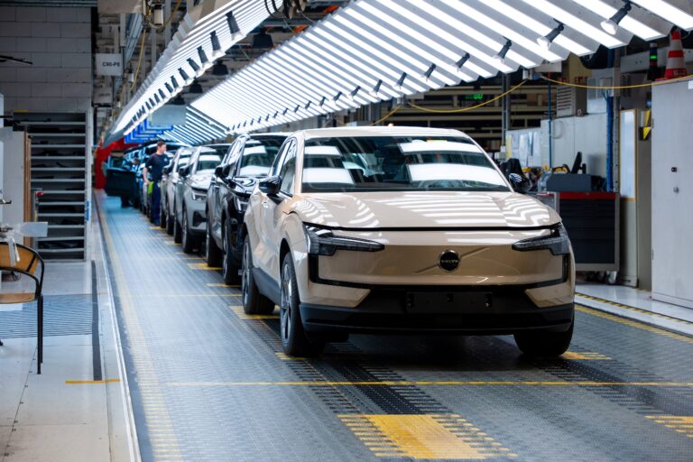 Volvo Cars, tamamen elektrikli EX30 modelinin üretimine Avrupa’da başladı