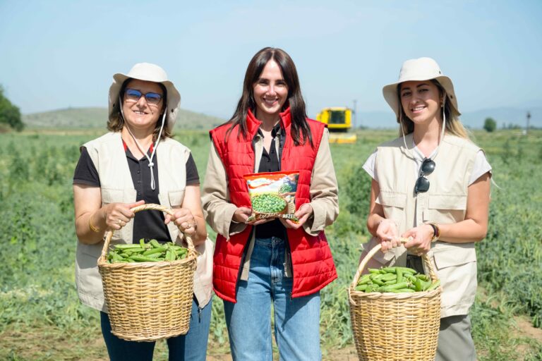 Tarımın Kadın Yıldızları sezonun ilk bezelyelerini hasat etti