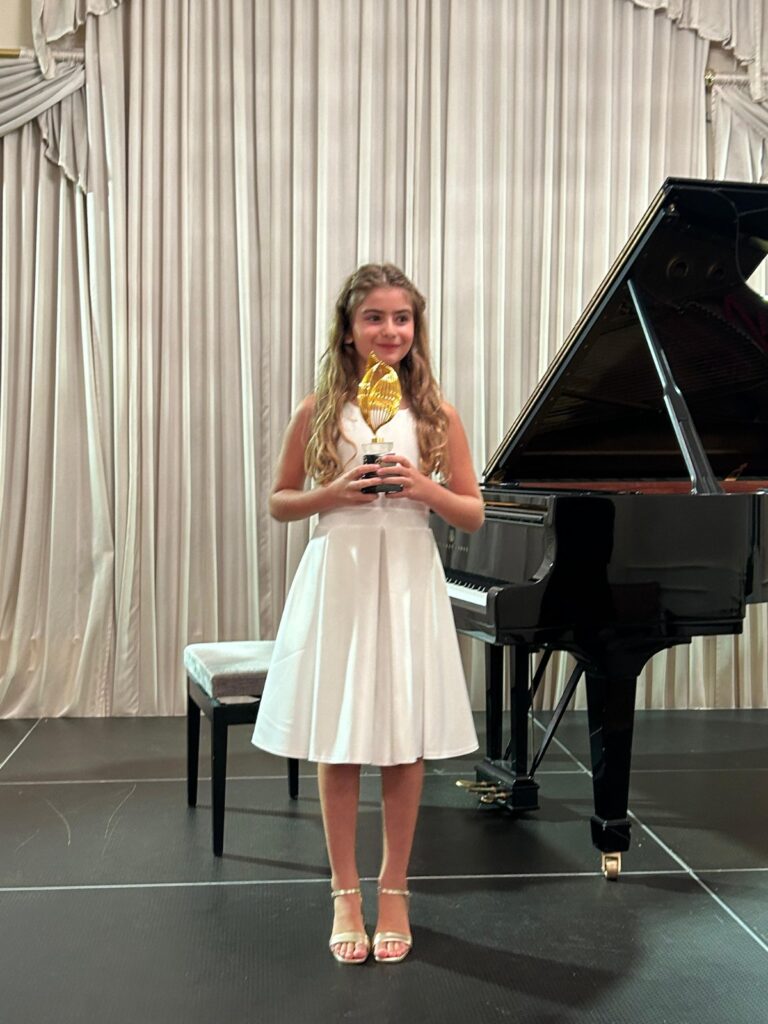 8 Yaşındaki Türk Piyanist Yaz Akay, St. Petersburg Uluslararası Müzik Yarışması’nda Birincilik Ödülü Kazandı